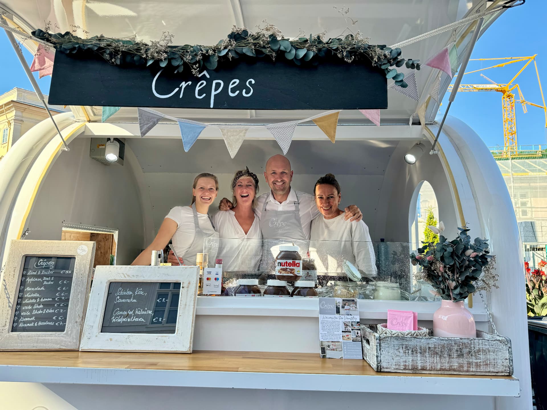 Das Crêpe Manufaktur Team freut sich im Trailer auf Gäste