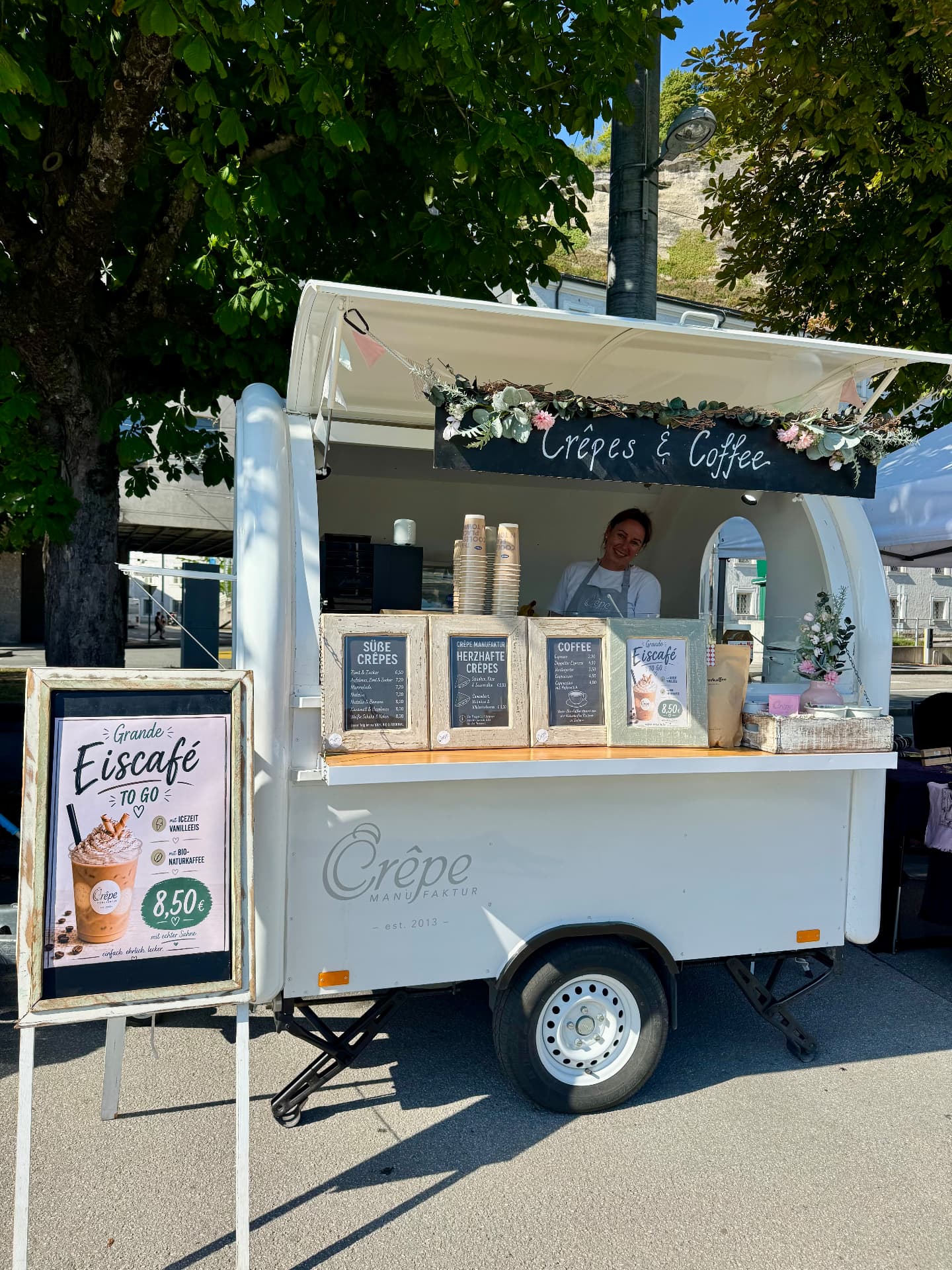 Crêpe-Trailer der Crêpe Manufaktur bei den Salzachgalerien in Salzburg mit Crêpes & Coffee und Eiskaffee-Aufsteller