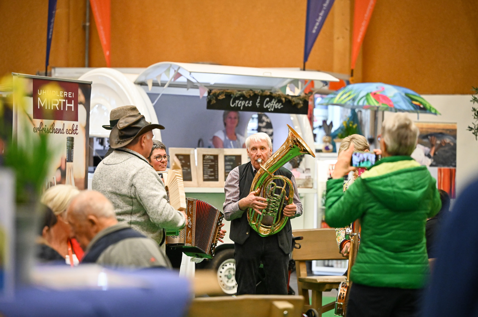 Crêpe-Trailer auf der Urlaub & Ausflug Messe in Wels mit Live-Musik davor