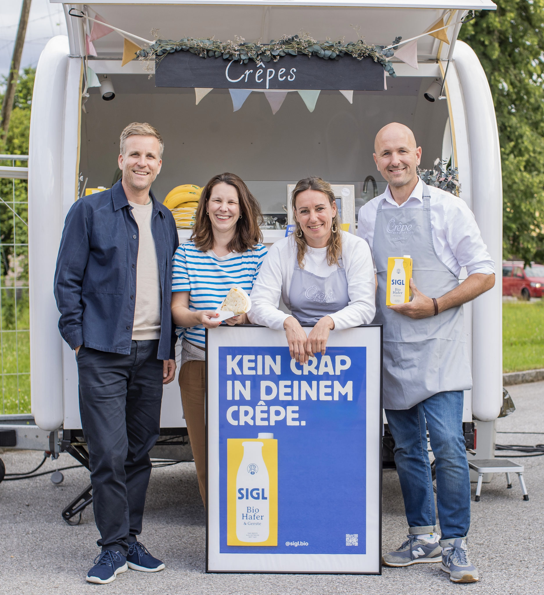 Team der Crêpe Manufaktur mit dem Poster Kein Crap in deinem Crêpe