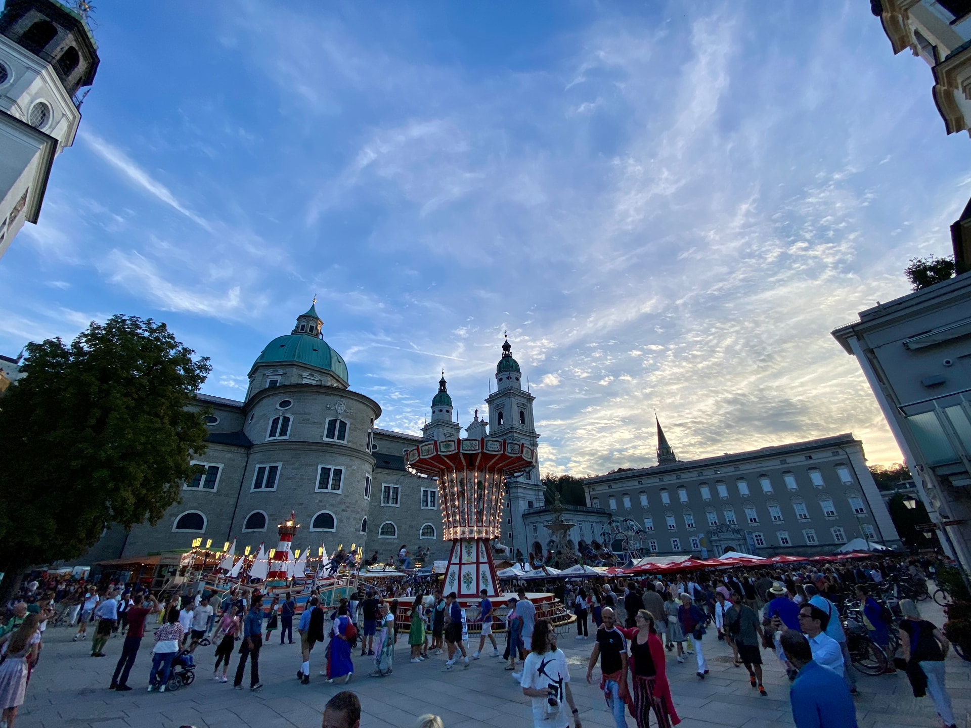 Rupertikirtag am Residenzplatz in Salzburg mit Kettenkarussell und Besuchern