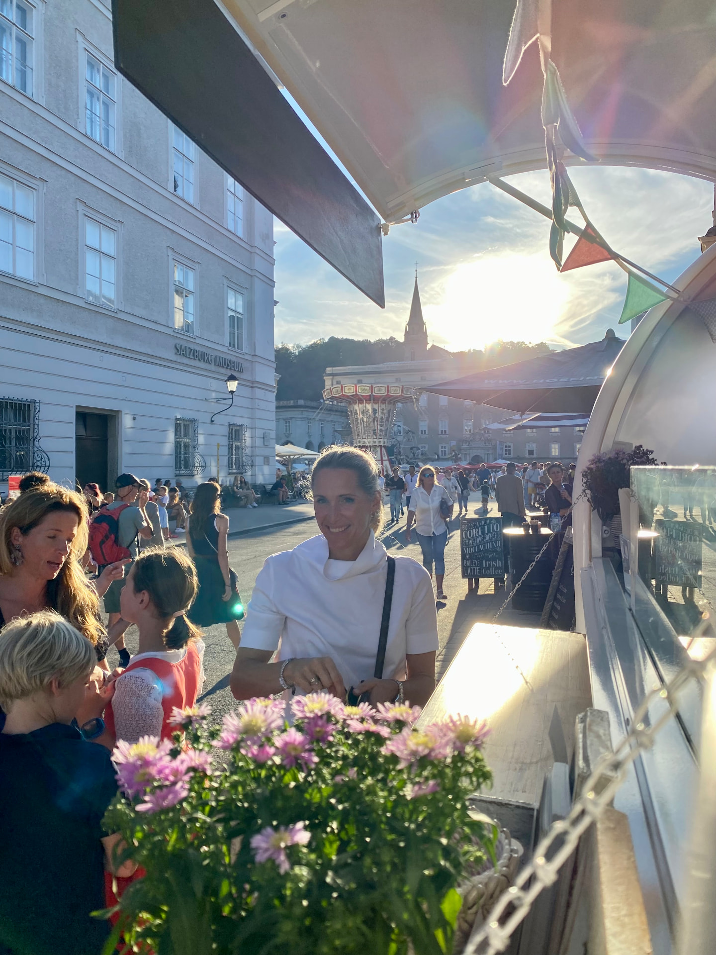 Blick aus dem Crêpe-Trailer beim Rupertikirtag in der Salzburger Altstadt in der Abendsonne