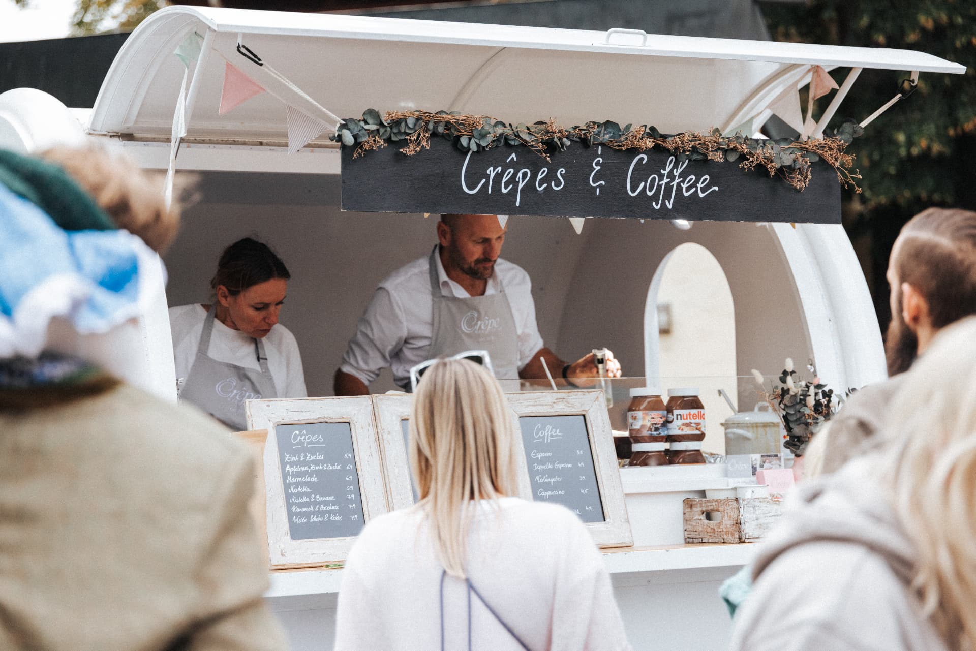 Gäste vor dem Crêpe Buddy, während frische Crêpes und Kaffee zubereitet werden