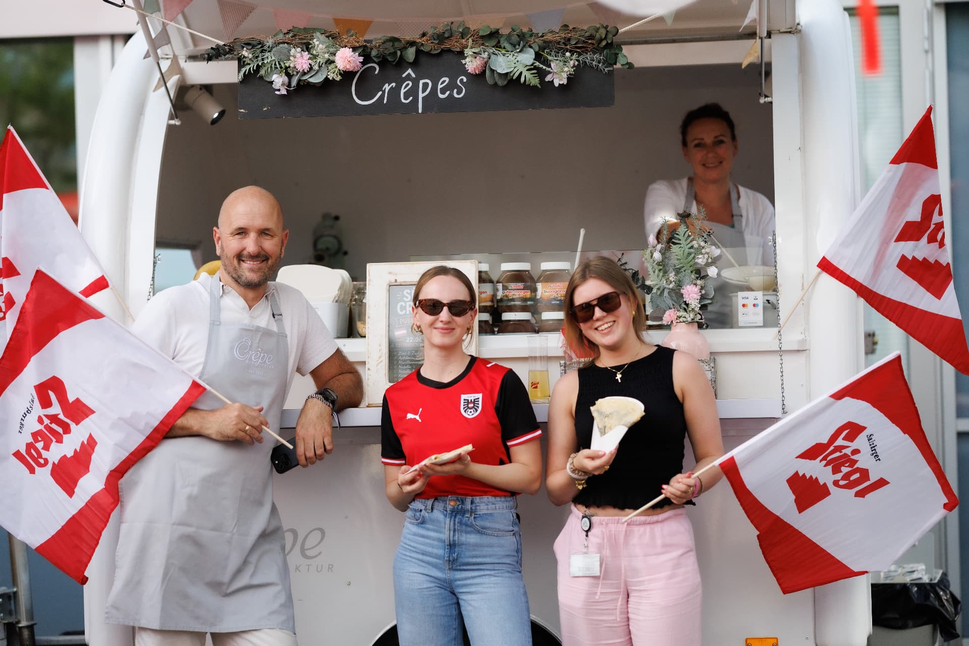 Crêpe-Trailer beim Public Viewing der Firma Porsche mit Gästen und Österreich-Fahnen
