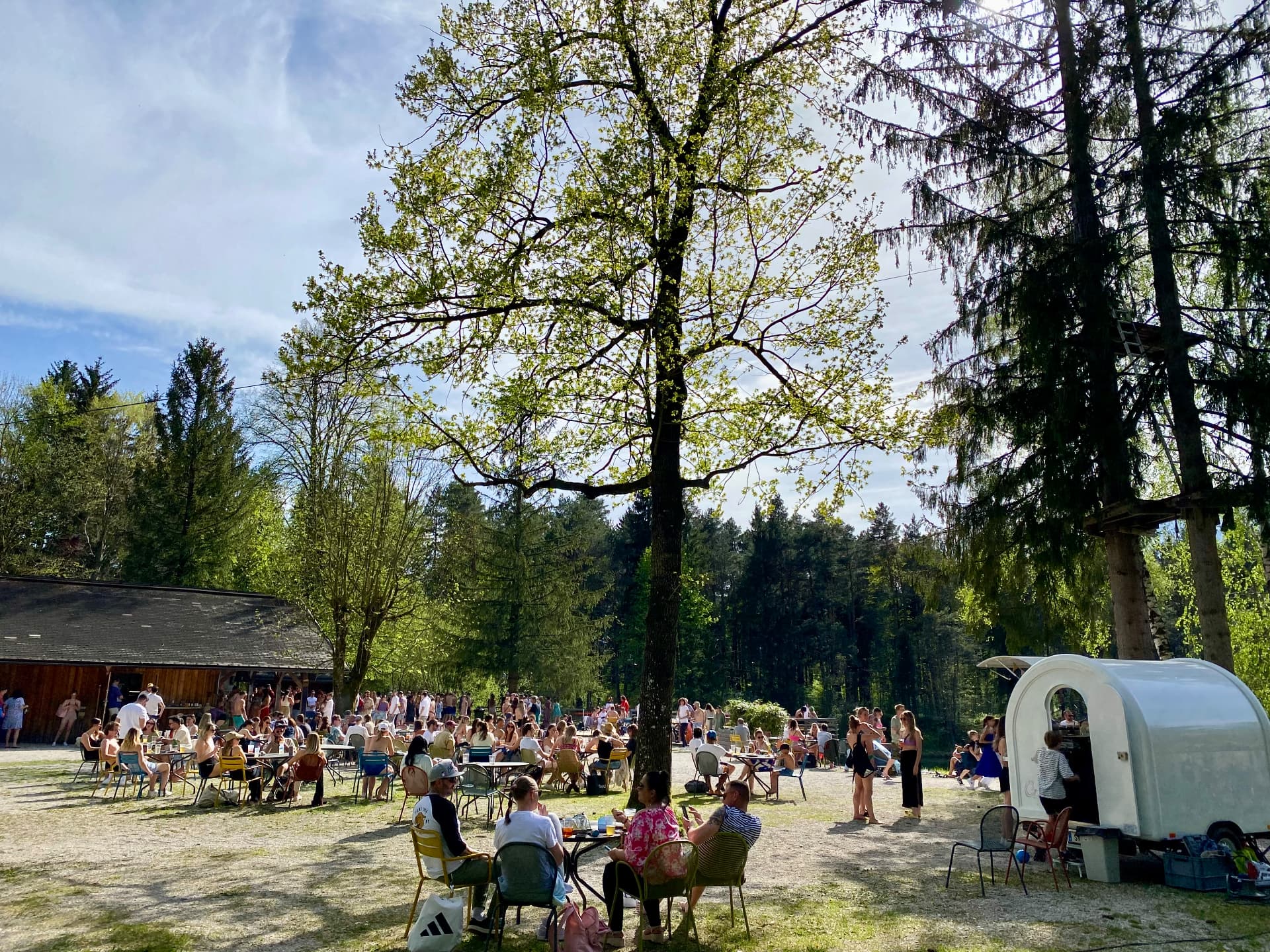 Crêpe-Trailer beim legendären Sonntagstanz im Waldbad Anif mit Gästen im Freibad-Gelände
