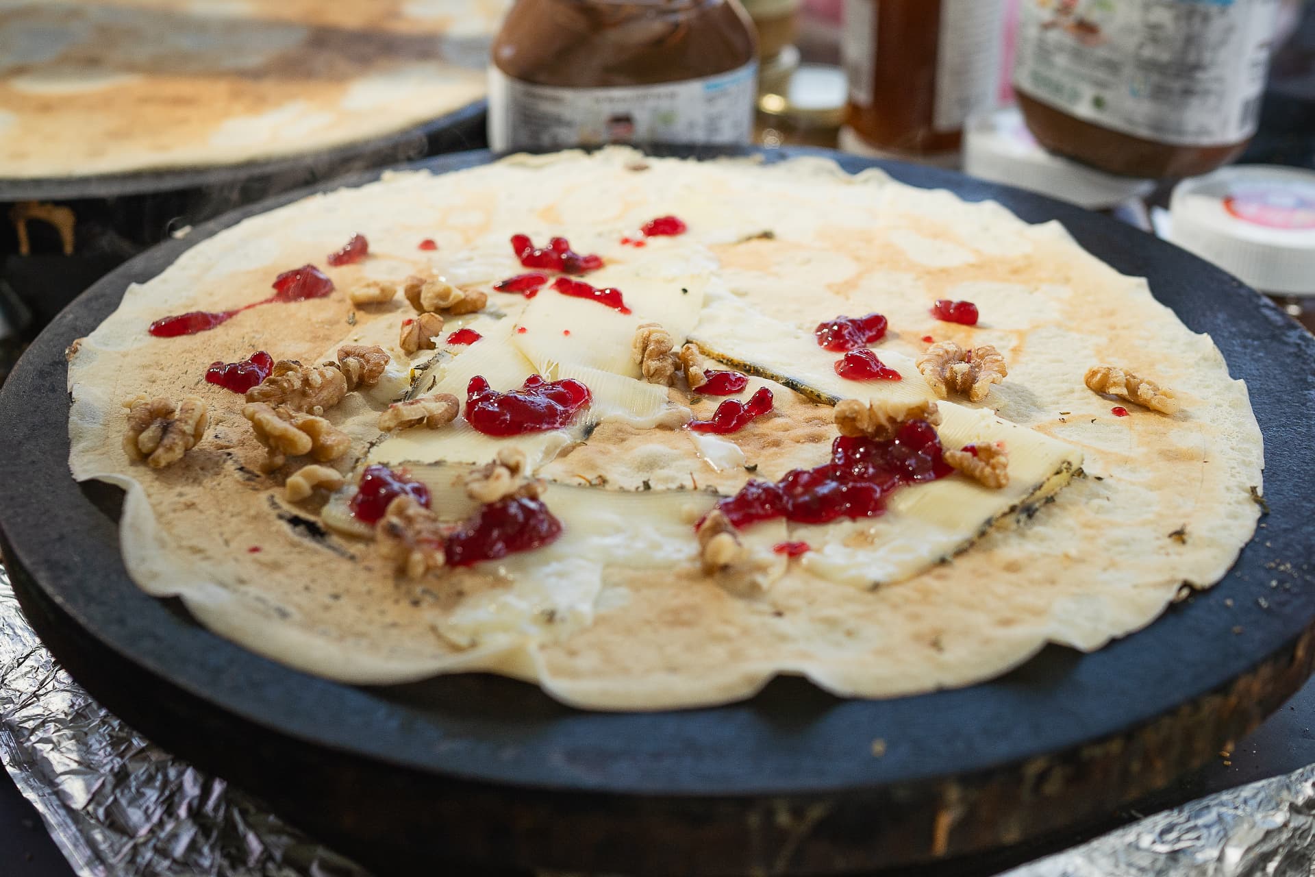 Herzhafte Galette mit Camembert, Walnüssen und Preiselbeeren
