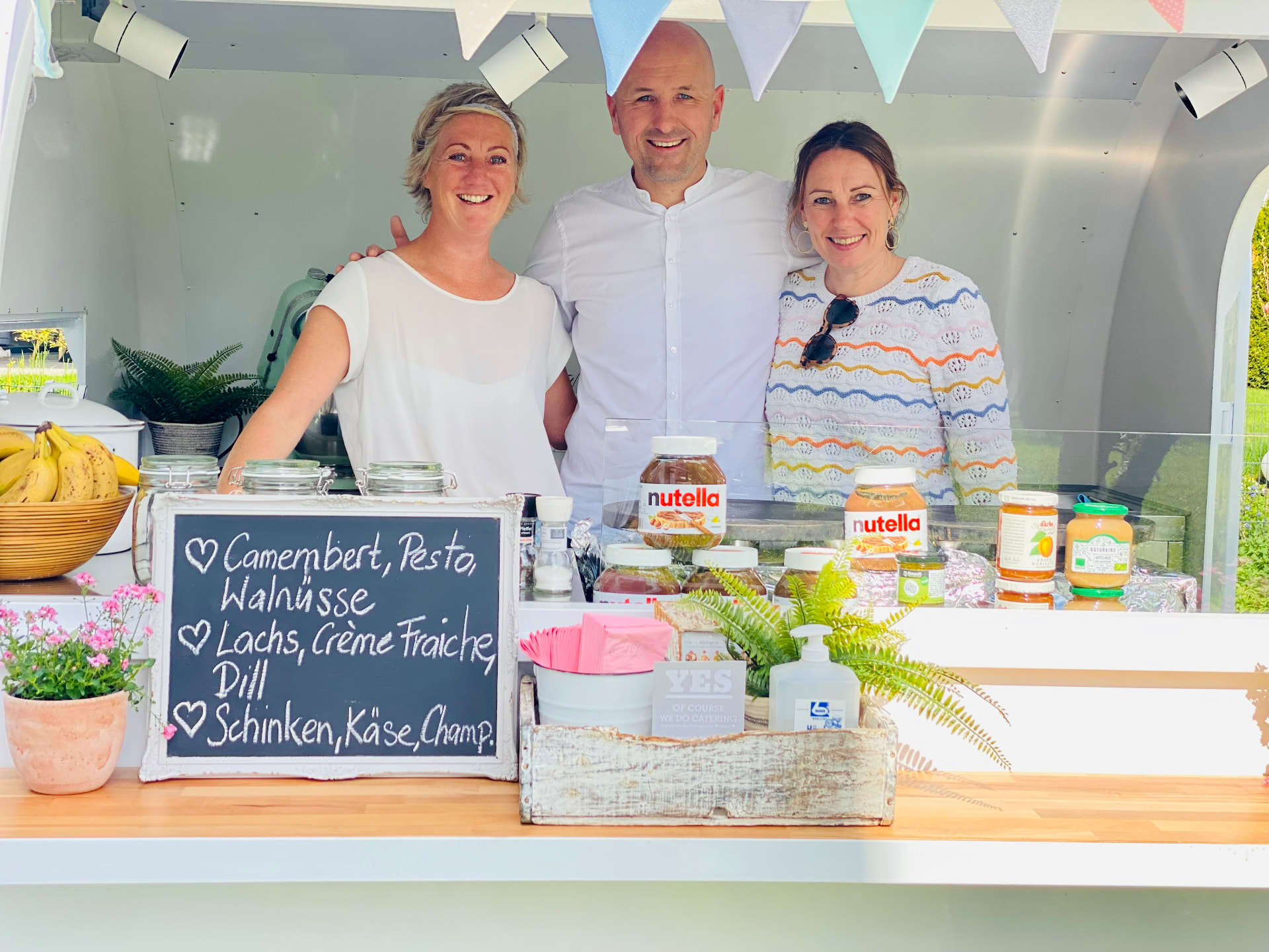 Crêpe-Trailer beim Biogena Headquater Grand Opening mit Team an der beleuchteten Theke