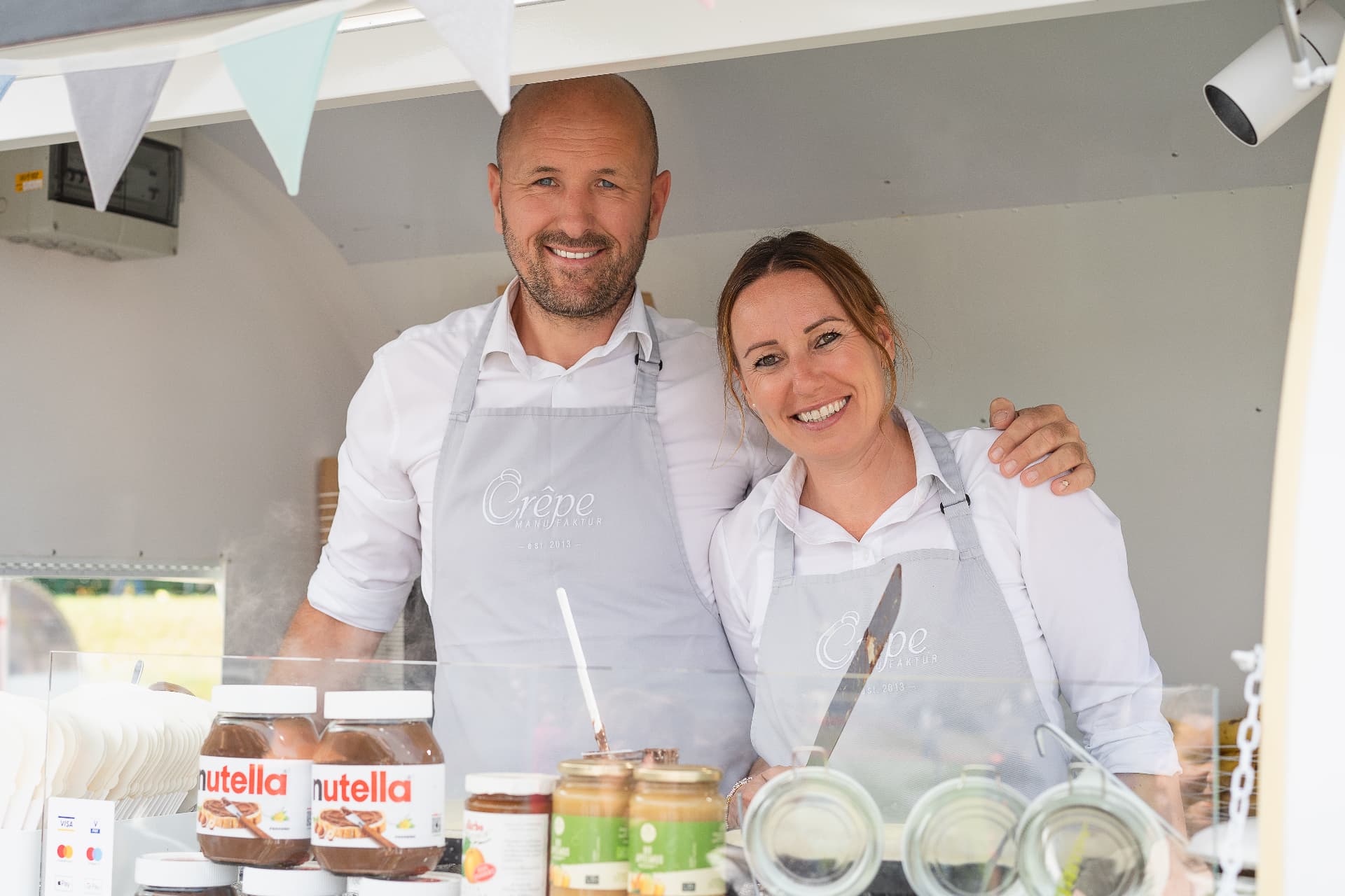 Das Team der Crêpe Manufaktur im Trailer bei einem Firmenevent in Salzburg