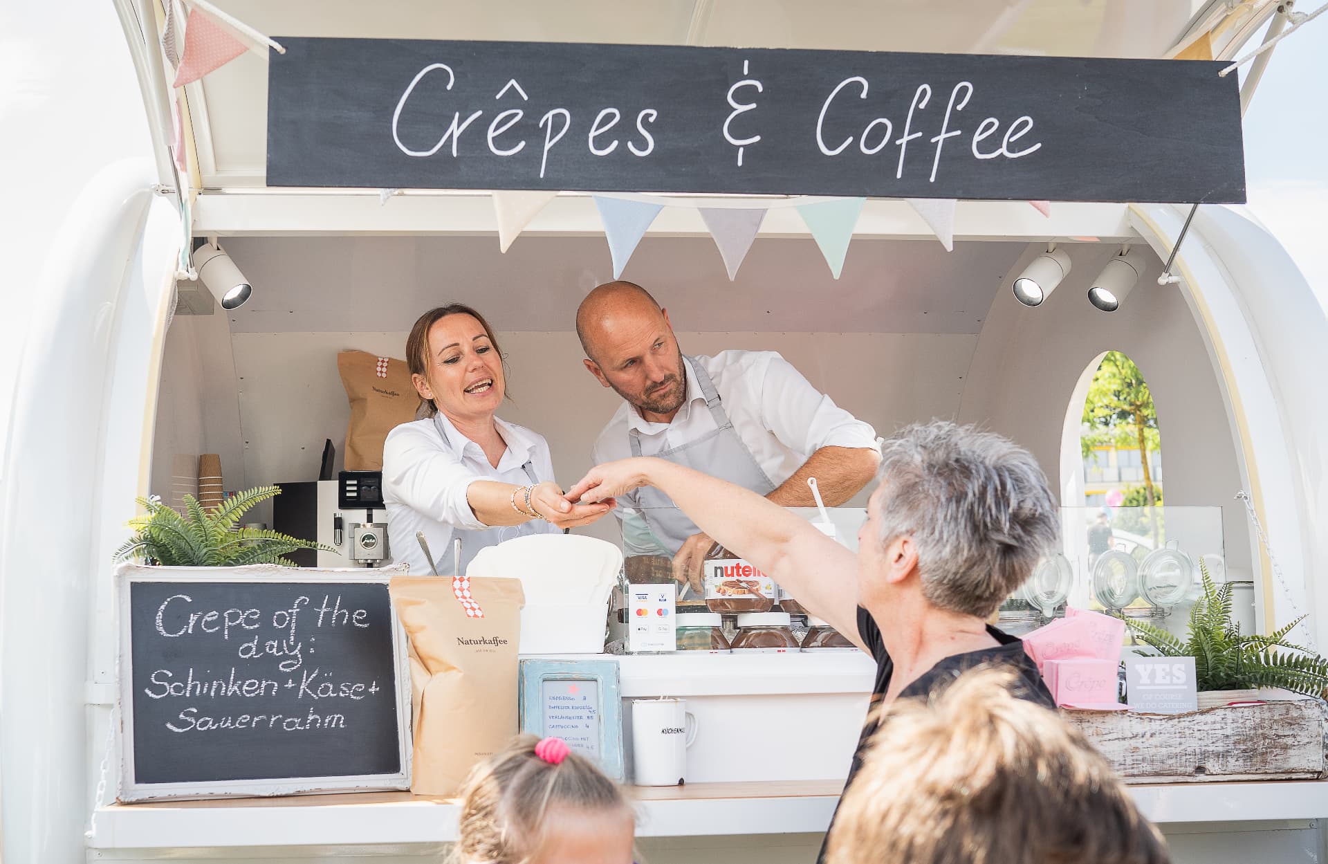 Crêpe-Trailer der Crêpe Manufaktur mit geöffneter Ausgabetheke bei einem Event