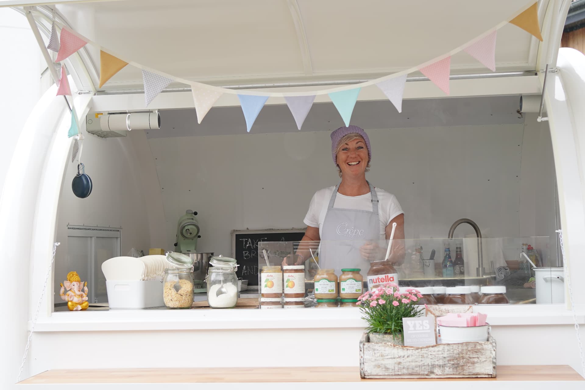 Crêpe-Trailer beim Vaude Sommerfest am Bodensee — freundlicher Service an der Theke