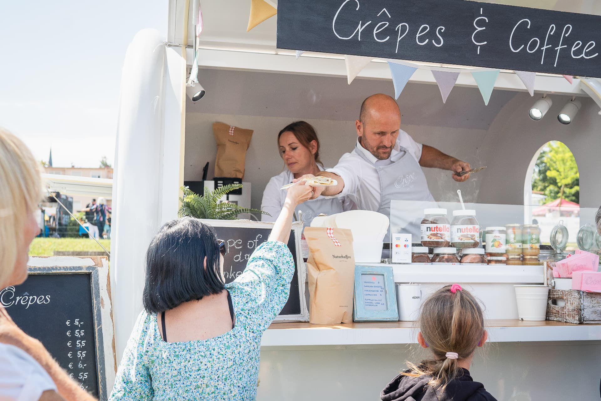 Crêpe-Trailer bei der Übergabe an ein Event-Team