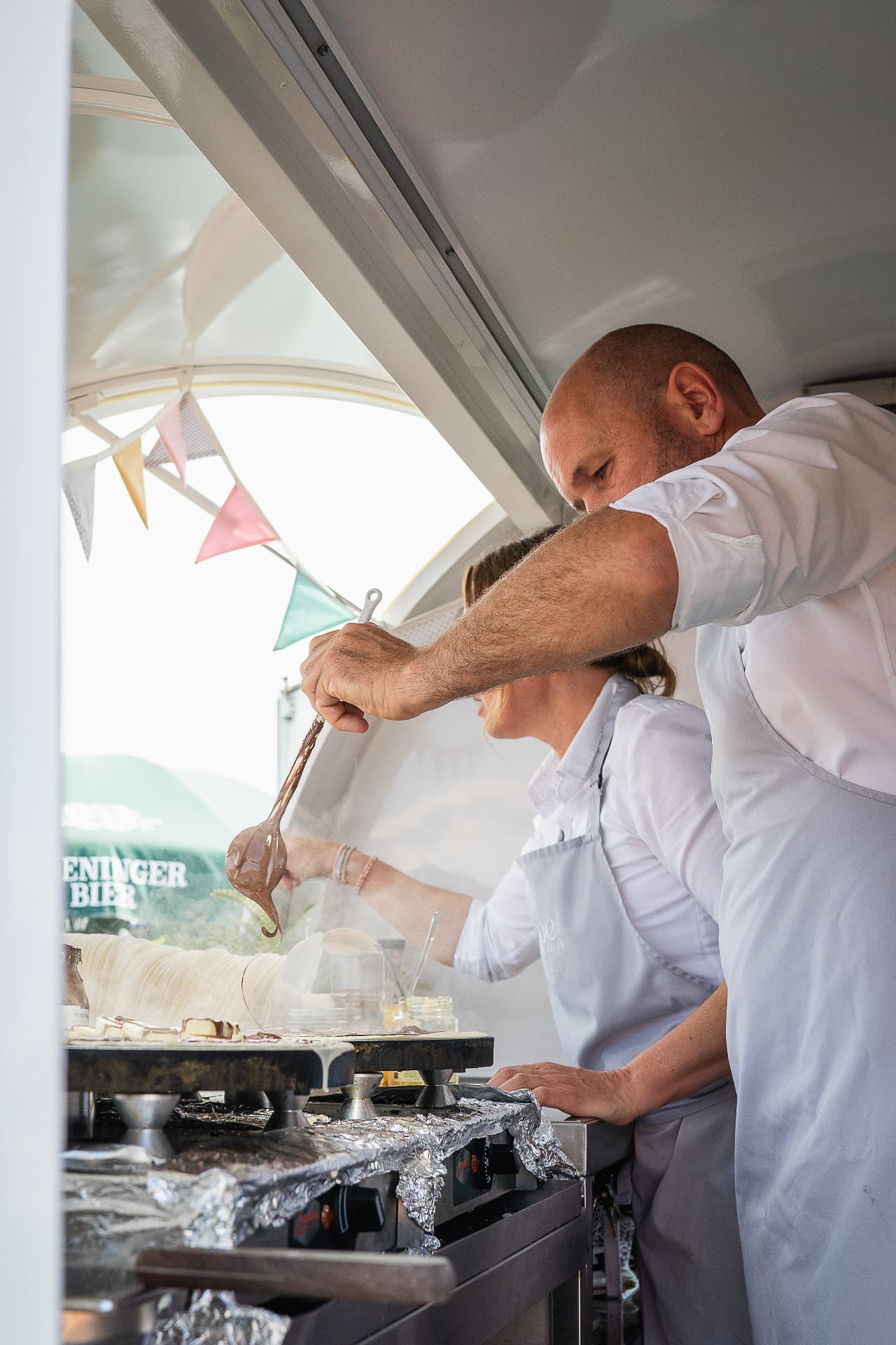 Zubereitung frischer Crêpes im Inneren des Trailers